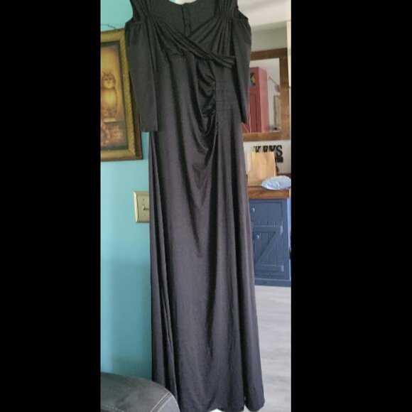 Dresses & Skirts - Womens size XL cold shoulder black formal dress
